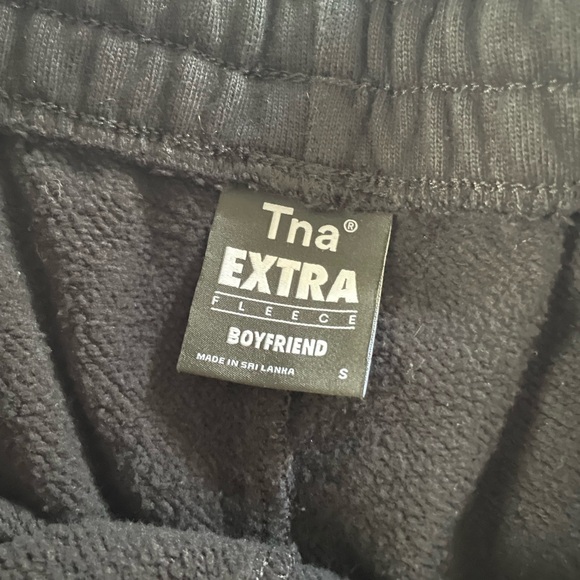 Aritzia TNA mid thigh shorts - Picture 3 of 3